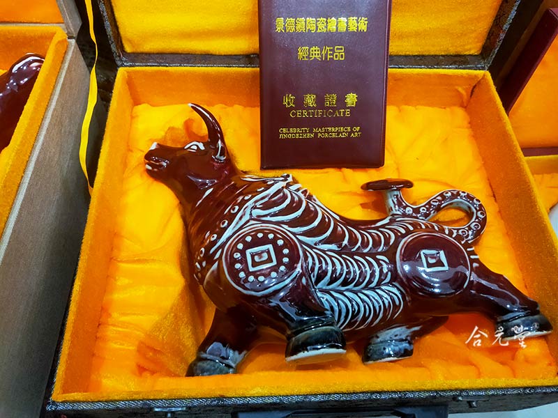 雕塑瓷牛摆件礼品